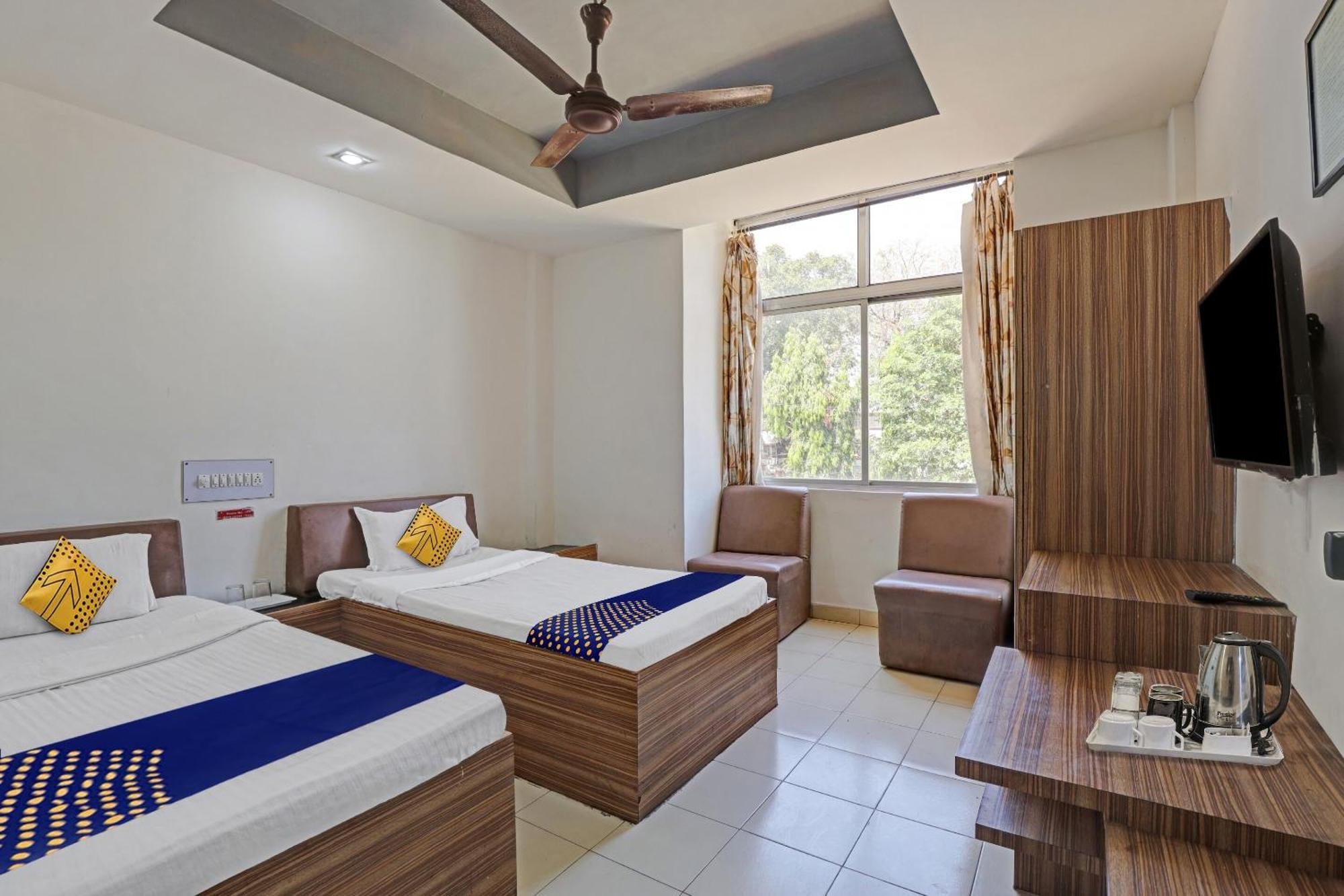 Oyo Flagship 80463 Hotel Mini Palace Βαντοντάρα Εξωτερικό φωτογραφία